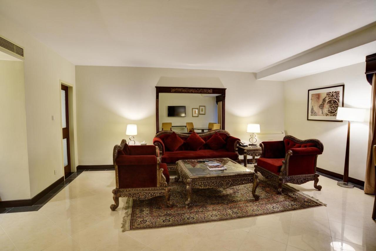 Pearl Continental Hotel, Karachi Eksteriør bilde A living room in a suite at the Taj Mahal Palace, Mumbai