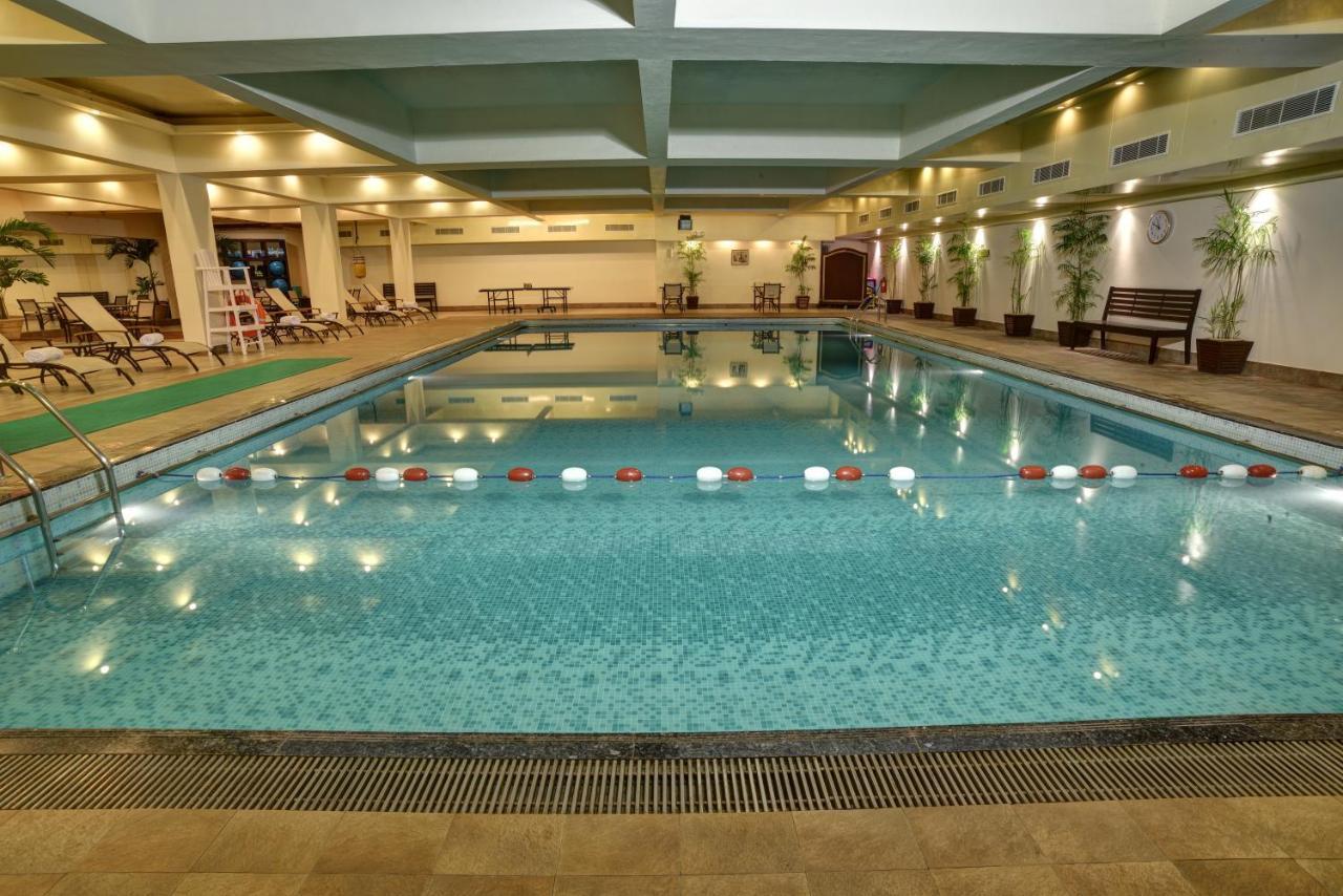 Pearl Continental Hotel, Karachi Eksteriør bilde Swimming pool at the hotel
