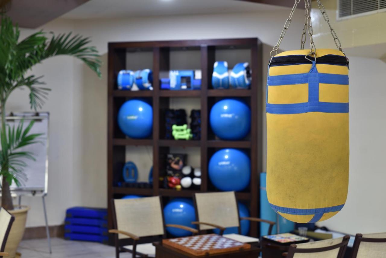 Pearl Continental Hotel, Karachi Eksteriør bilde A heavy bag