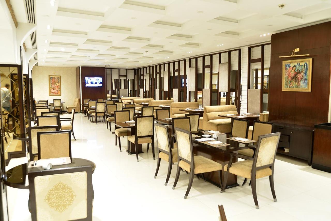 Pearl Continental Hotel, Karachi Eksteriør bilde The interior of the lounge