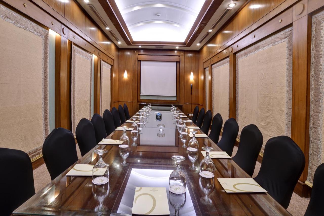 Pearl Continental Hotel, Karachi Eksteriør bilde The interior of the boardroom