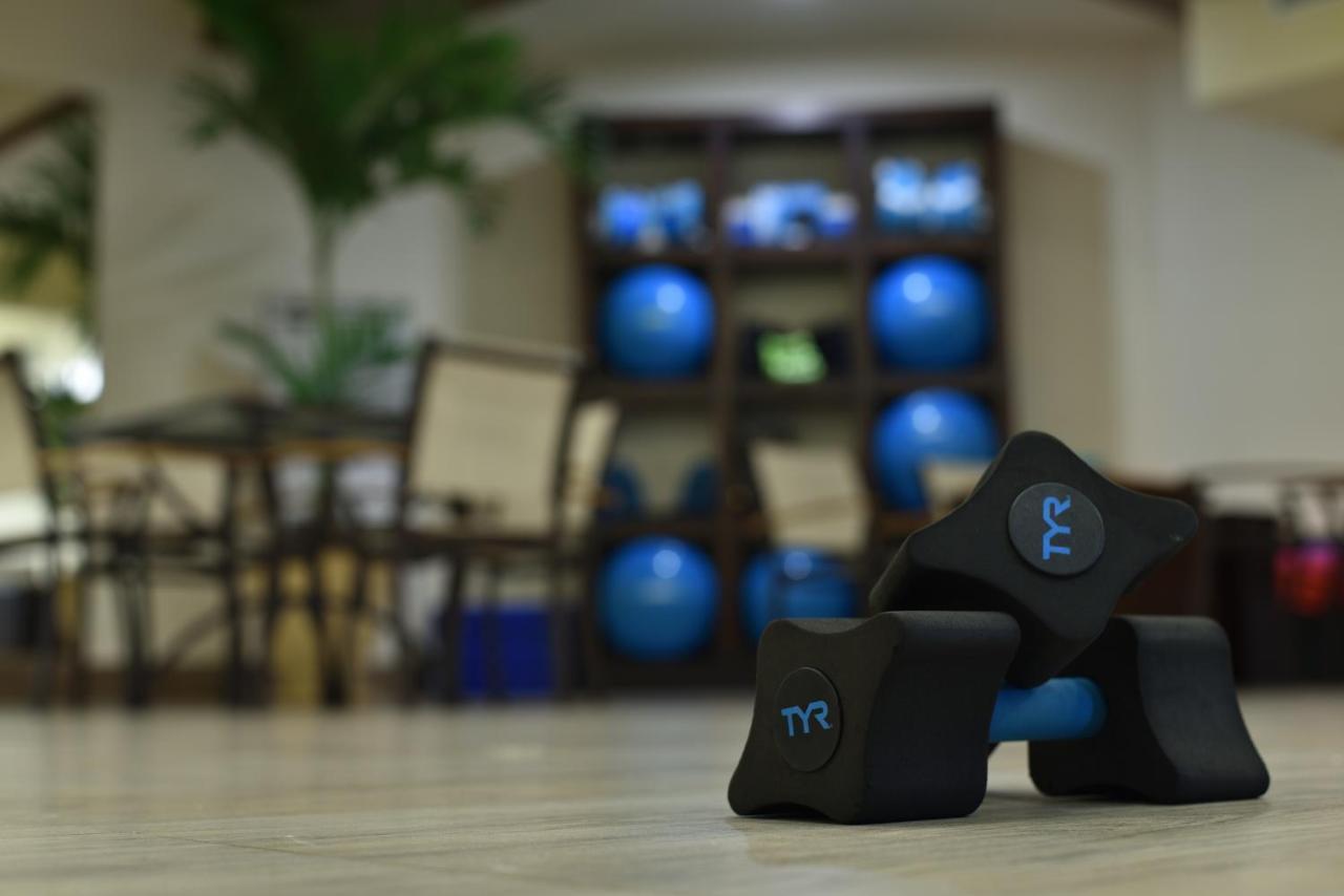 Pearl Continental Hotel, Karachi Eksteriør bilde A pair of 10 kg (22 lb) dumbbells