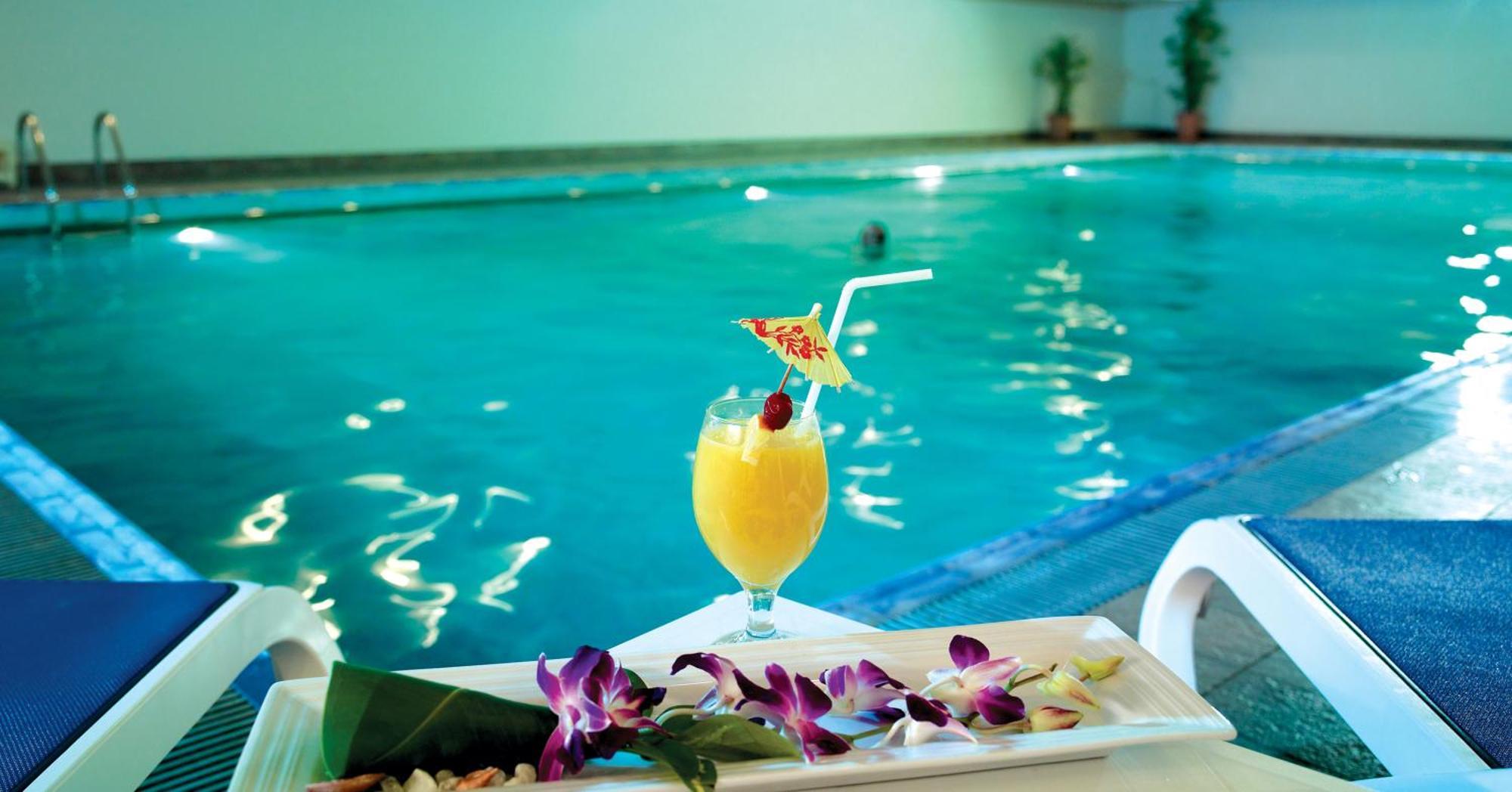 Pearl Continental Hotel, Karachi Eksteriør bilde The swimming pool at the hotel