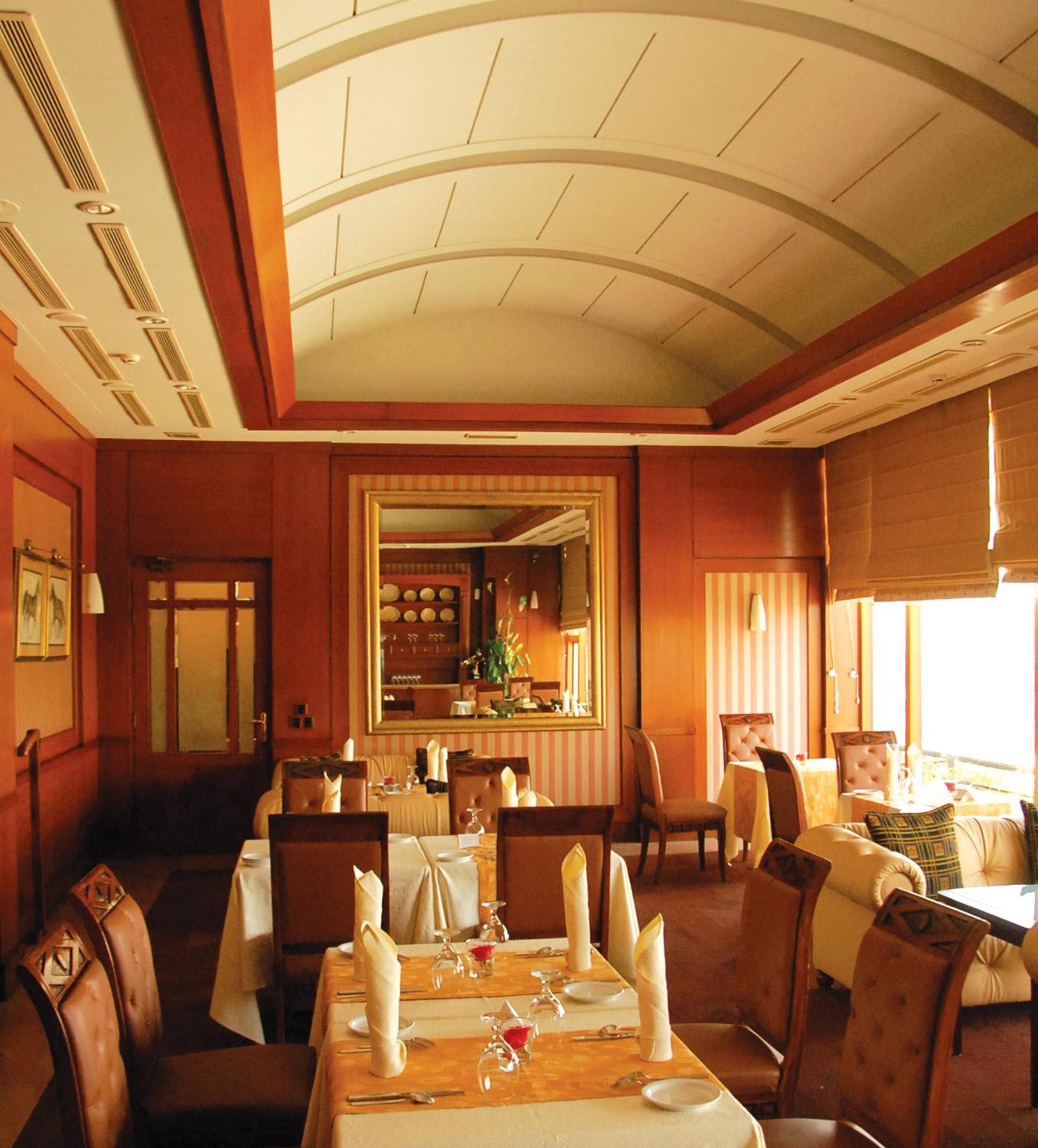 Pearl Continental Hotel, Karachi Eksteriør bilde The interior of the Maharajas' Express