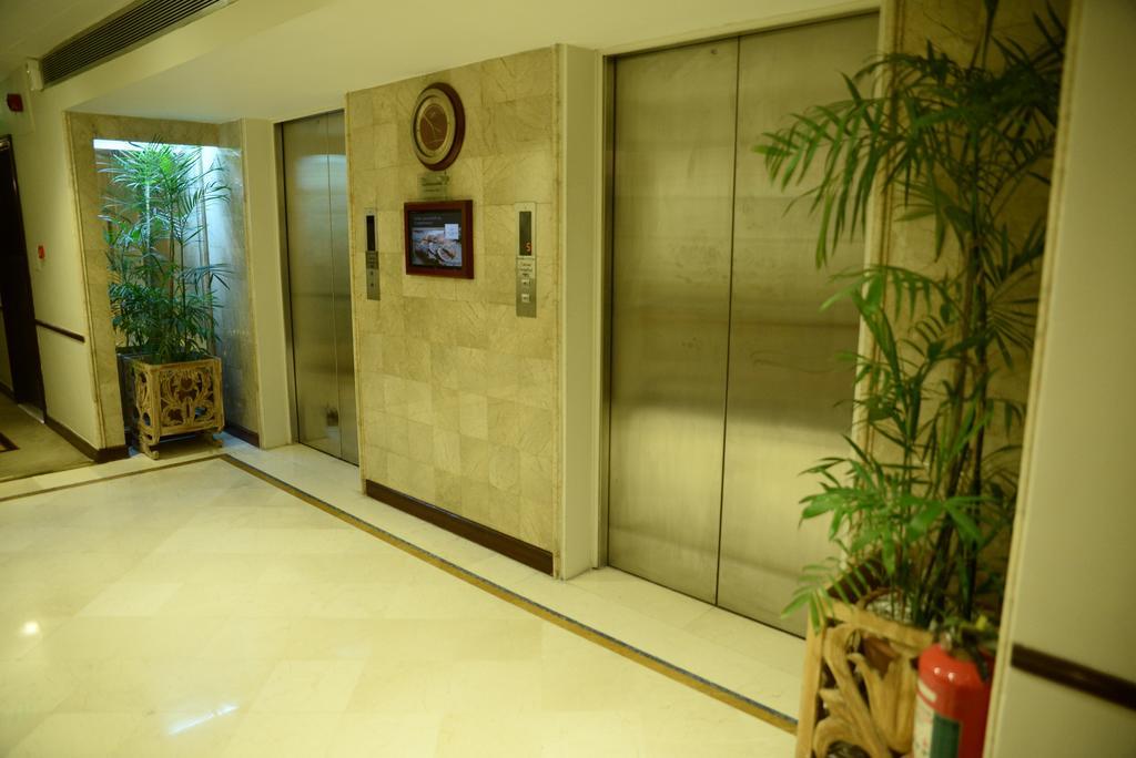 Pearl Continental Hotel, Karachi Eksteriør bilde A typical elevator in a hotel