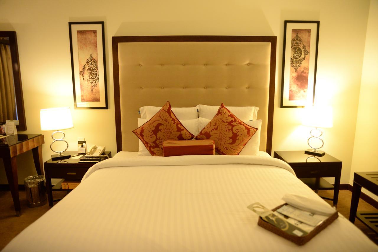 Pearl Continental Hotel, Karachi Eksteriør bilde A bedroom at the Taj Bengal